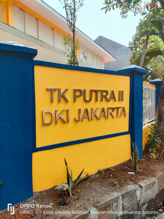Huruf timbul stainless pada papan penanda sekolah berwarna kuning