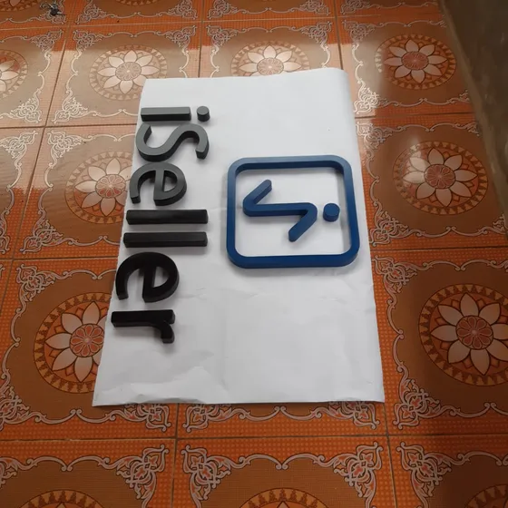 Logo dan huruf timbul galvanis pada dinding bermotif kantor teknologi