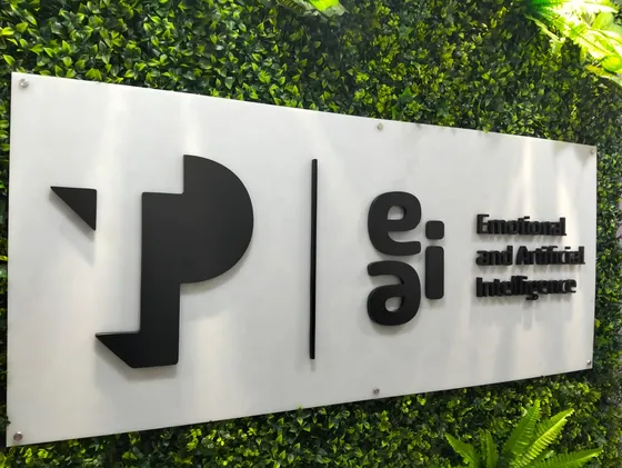 Huruf timbul galvanis pada papan nama kantor berlatar putih
