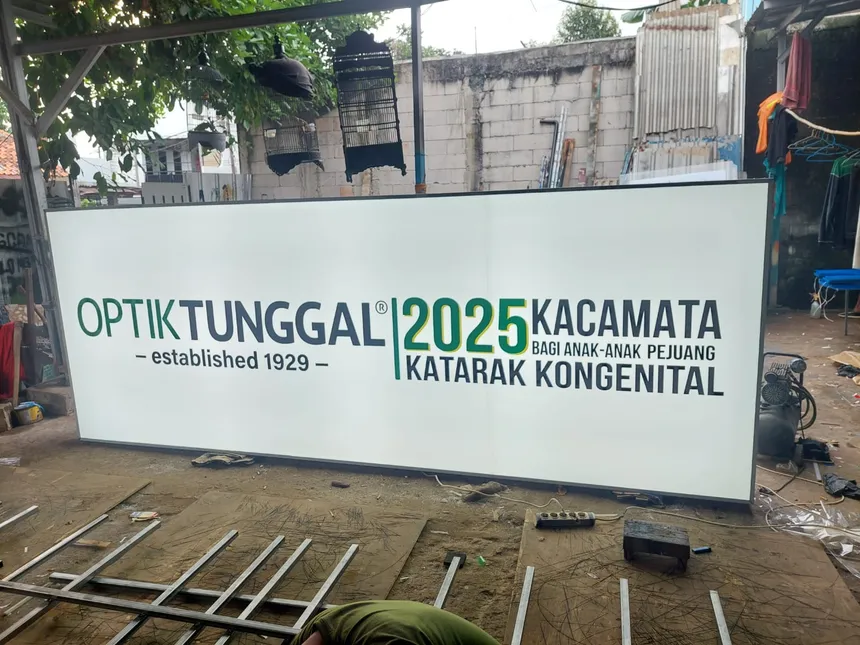 Neon box optik berukuran besar menyala terang