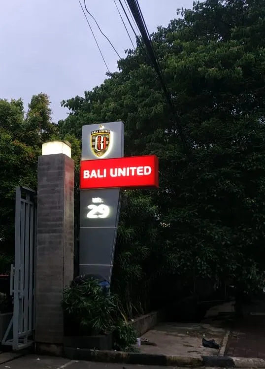 Pylon sign berlampu di pintu masuk kawasan