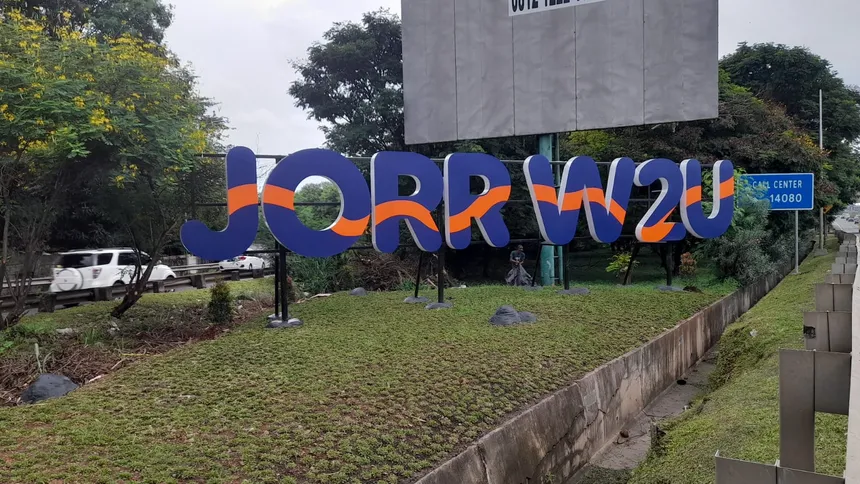 Huruf timbul berukuran besar sebagai penanda kawasan di tepi jalan tol