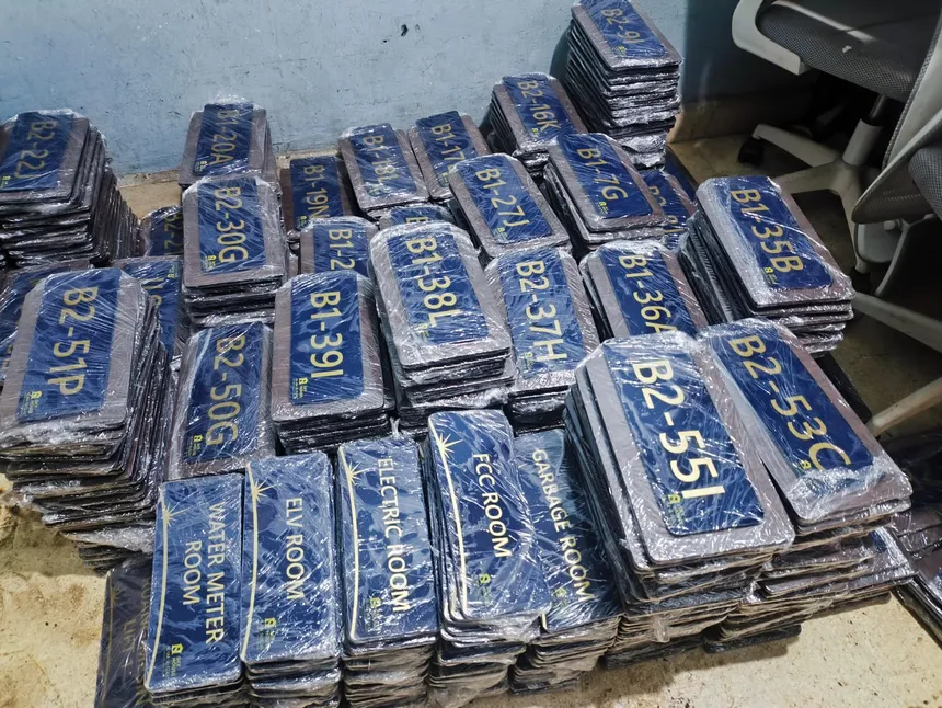 Plat nomor ruangan hasil produksi custom, siap dipasang