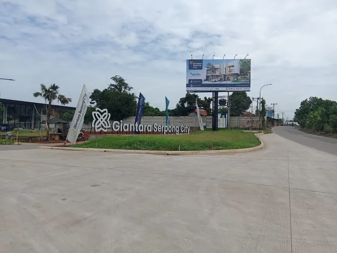 Billboard di gerbang masuk kawasan komersial