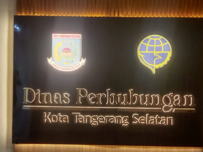 Signage berlampu kantor pemerintahan dengan lambang daerah