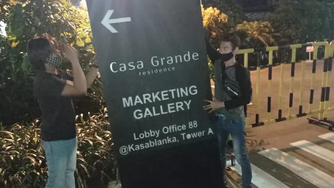 Totem penanda lokasi dipasang tim di area gedung