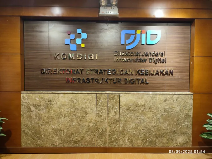 Huruf timbul dan logo instansi pada dinding kayu lobi kantor