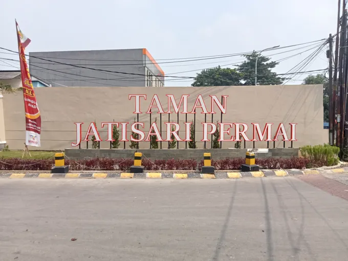 Huruf timbul penanda nama kawasan perumahan pada dinding pagar