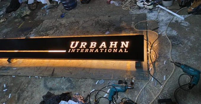 Neon box backlit dengan huruf emas menyala