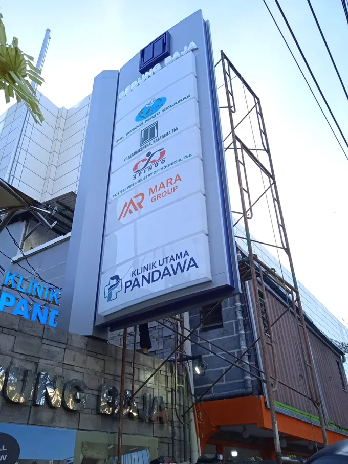 Pylon sign bertingkat berisi beberapa penyewa pada gedung perkantoran