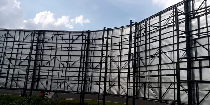 Rangka baja billboard berukuran besar yang sudah berdiri di lokasi
