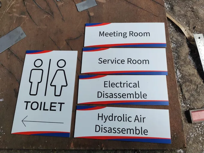 Rangkaian panel wayfinding penunjuk ruangan sebelum dipasang
